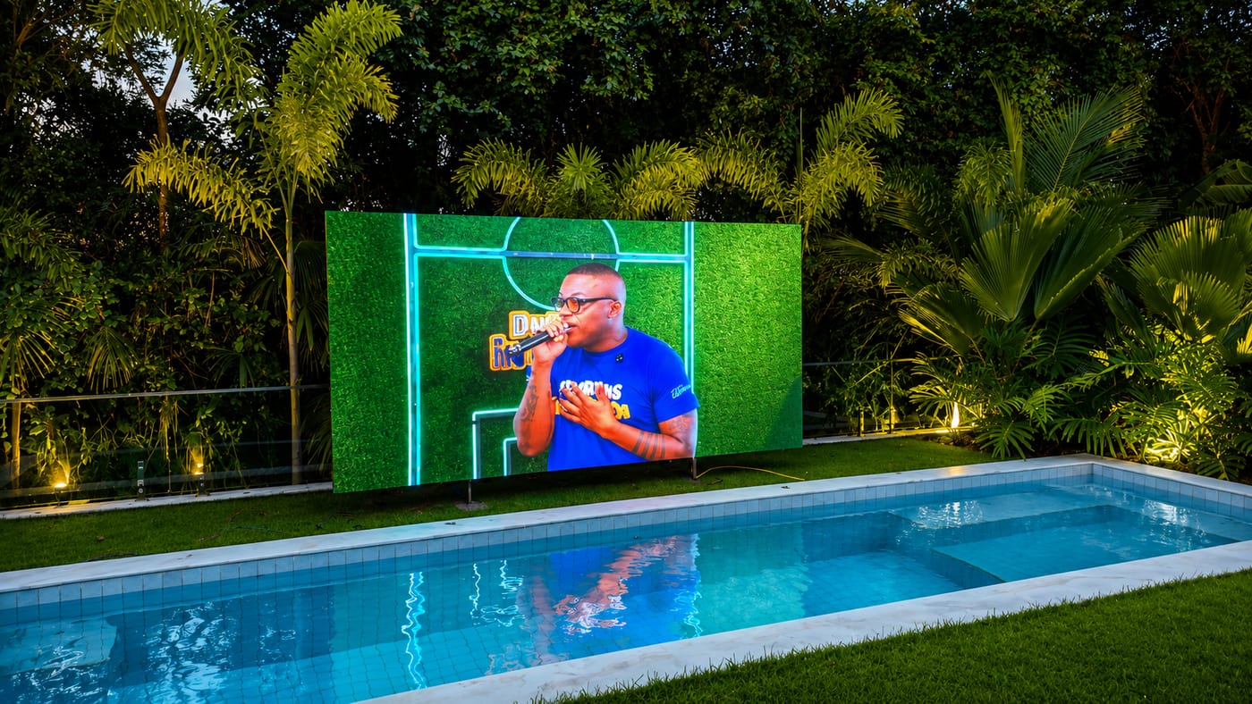 Show ao vivo exibido em painel de LED na área externa